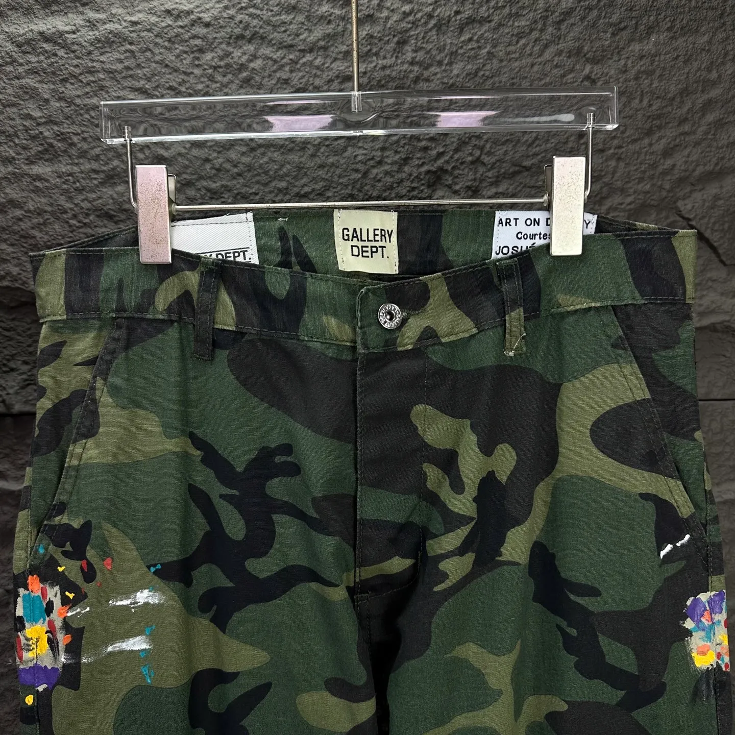 P250 GALLERY DEPT. 2025 new camouflage patchwork hand-painted multi-pocket couple style loose bootcut jeans 🔥High version🔥High version🔥Top ceiling quality Styles with different washed textures, very friendly to people with thin legs and thick legs, the bootcut version is very flattering to the leg shape Moderate length that never goes out of style, easy to match with casually, basic styling for various styles, a must-have in the wardrobe! The fabric is stiff but also makes the upper body soft without losing texture. The washing process is even more perfect. It is a must-have item for everyone! ! ! Washed wheat, hang tag, pants label, complete with three labels Color: camouflage green Size: 28, 30, 32, 34, 36 (five sizes)